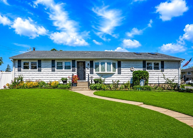266 Albert Street, Lindenhurst