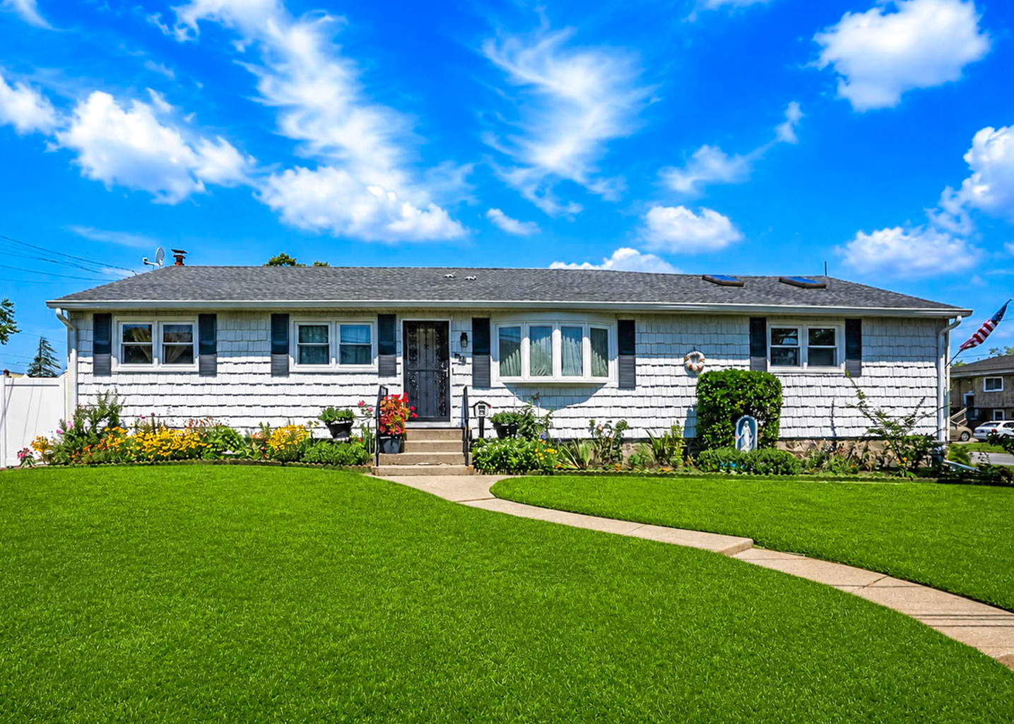 New Listing! 266 Albert Street, Lindenhurst